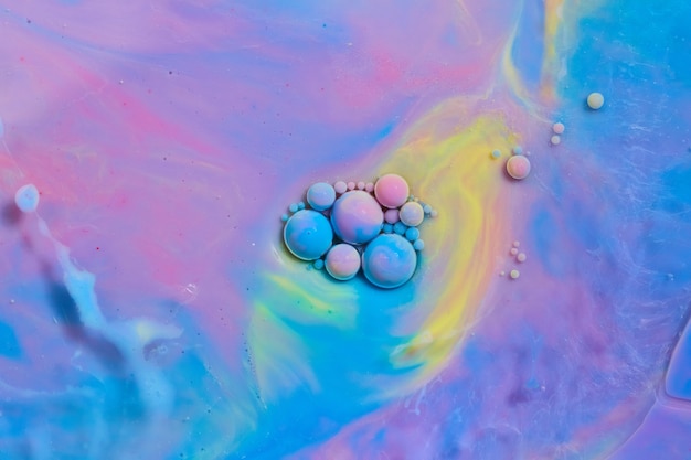 Imagem de orbes flutuantes coloridas na superfície lisa colorida de unicórnio místico