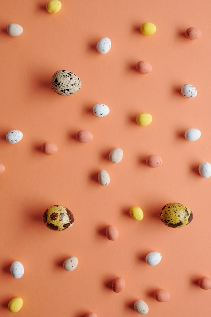 Imagem de ovos pintados de grandes e pequenos para a Páscoa isolados em fundo laranja