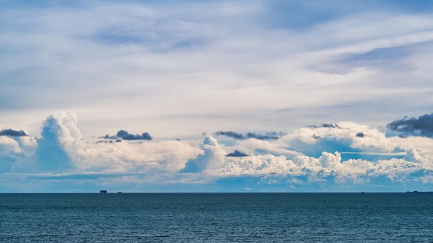 Imagem de paisagem de mar azul e fundo de céu nublado
