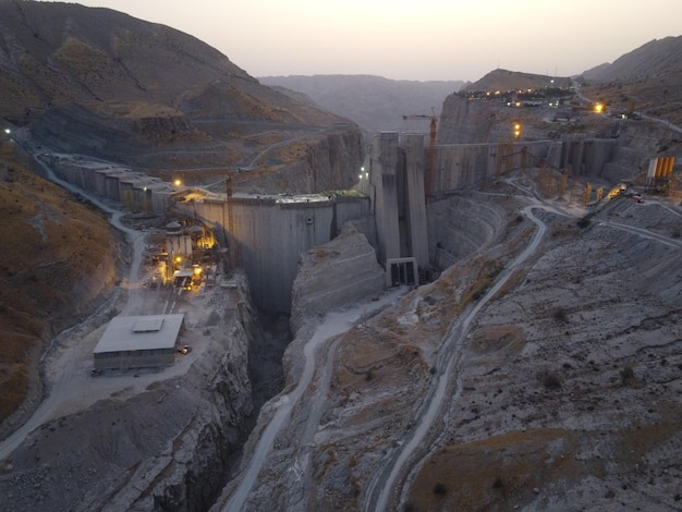 imagem de paisagem de uma barragem de água no Irã