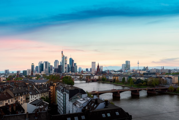 Imagem de paisagem urbana de Frankfurt am Main skyline durante o pôr do sol em Frankfurt, Alemanha