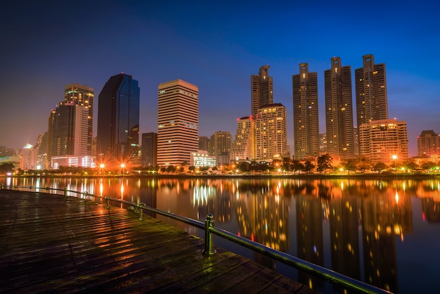 Imagem de paisagem urbana do Parque Benchakitti à noite