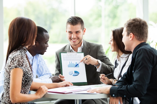 Imagem de parceiros comerciais discutindo documentos e idéias na reunião