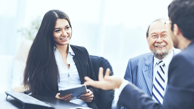 Imagem de parceiros de negócios discutindo documentos e ideias no mee