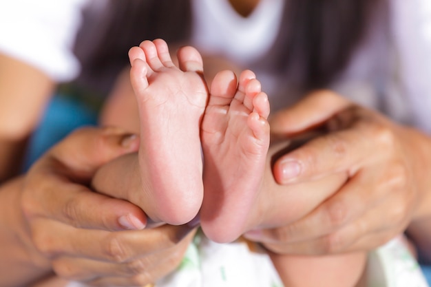 Foto imagem de pé de bebê recém-nascido nas mãos da mãe