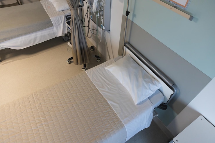 Foto imagem de perto de camas e equipamento médico na sala de doentes do hospital.