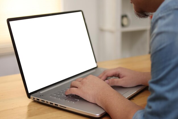 Imagem de perto de um monitor de computador portátil com um modelo de tela branca