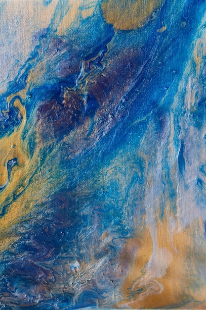 Imagem de pintura acrílica derramando textura de azul e ouro