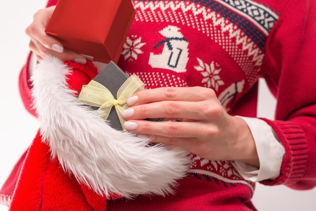 Imagem de presentes de Natal com um chapéu vermelho. Conceito de férias. Mídia mista