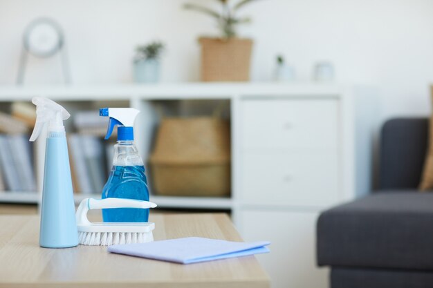 Imagem de produtos de limpeza na mesa preparando para o trabalho doméstico