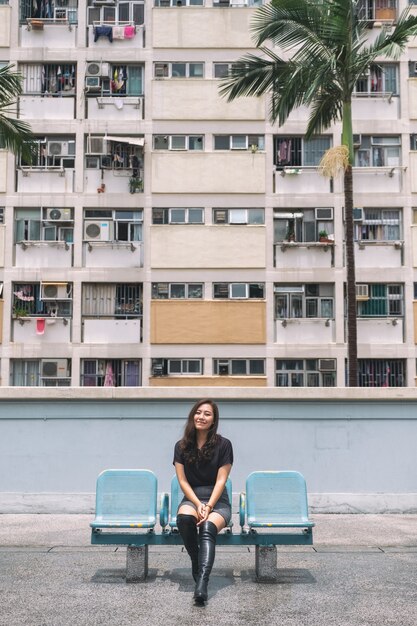 Imagem de retrato de uma linda mulher asiática com tons pastel de estilo vintage em hong kong