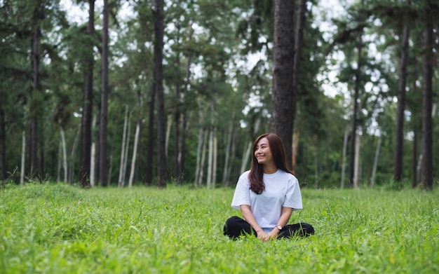 Imagem de retrato de uma linda mulher asiática sentada e relaxando no parque