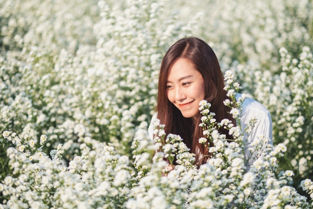 Imagem de retrato de uma mulher asiática em um belo campo de flores de Cutter