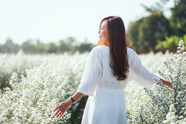 Imagem de retrato de uma mulher asiática em um belo campo de flores de Cutter