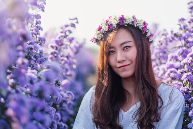 Imagem de retrato de uma mulher asiática em um belo campo de flores de margaret