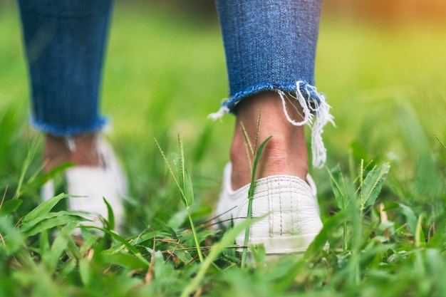 Imagem de retrovisor de um pé caminhando sobre uma grama verde