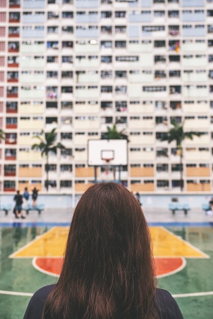 Imagem de retrovisor de uma mulher em tons pastel de estilo vintage em hong kong