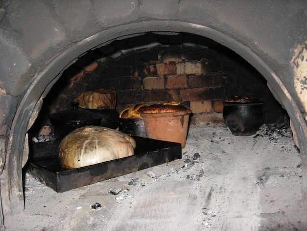 Imagem de saboroso pão de Páscoa vermelho cozinhando no forno