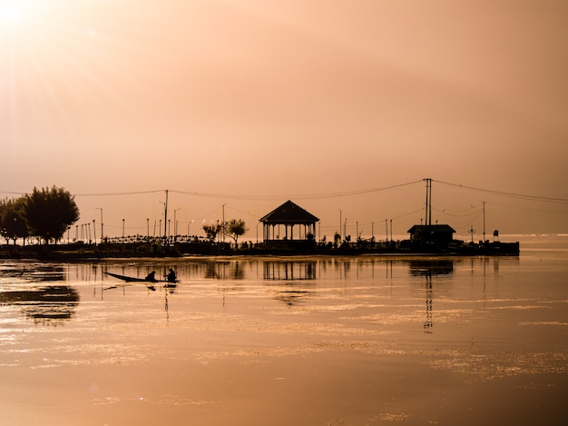 imagem de silhueta - vista do rio antes do amanhecer na Caxemira, Índia