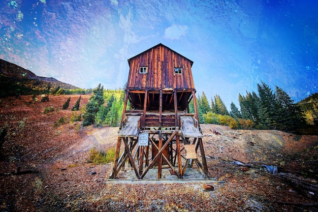 Imagem de sobreposição de textura e cor intensa em uma antiga estrutura de mineração abandonada nas montanhas