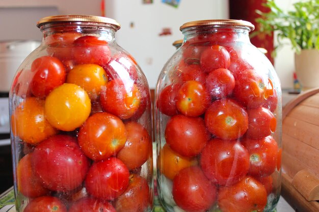 Imagem de tomates em frascos preparados para conservação