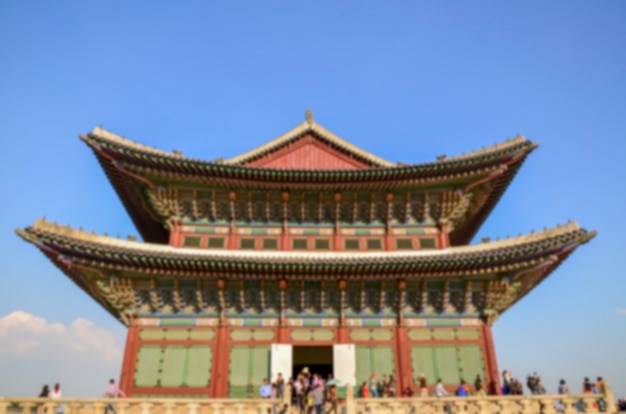 Foto imagem de turistas burred examinar o salão principal do trono no palácio gyeongbokgung