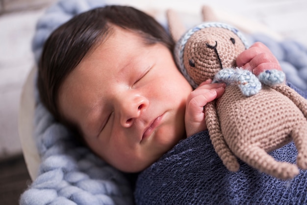 Imagem de um bebê brasileiro recém-nascido enrolado em um cobertor