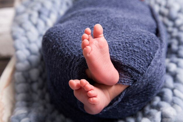 Imagem de um bebê brasileiro recém-nascido enrolado em um cobertor