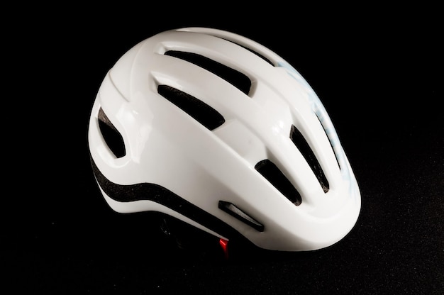Imagem de um capacete de segurança para bicicleta branca