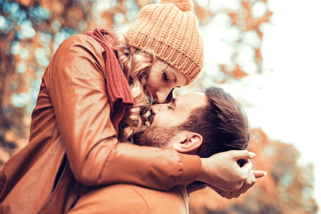 Imagem de um casal feliz rindo no parque.