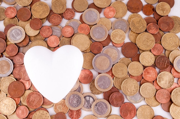 Imagem de um coração e moedas da ideia do conceito do dinheiro do negócio