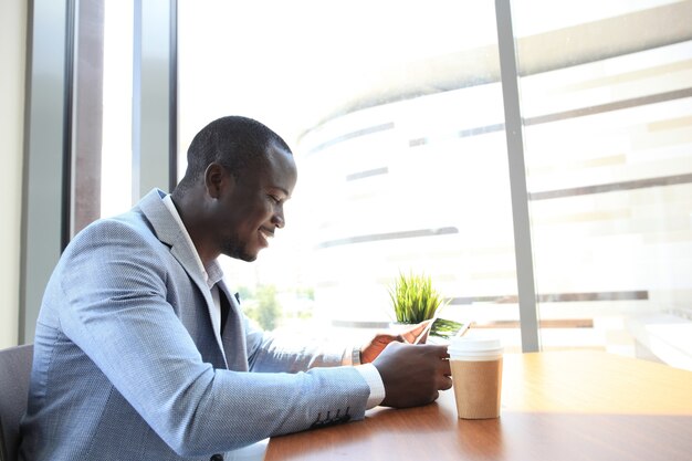 Imagem de um empresário afro-americano trabalhando em seu touchpad