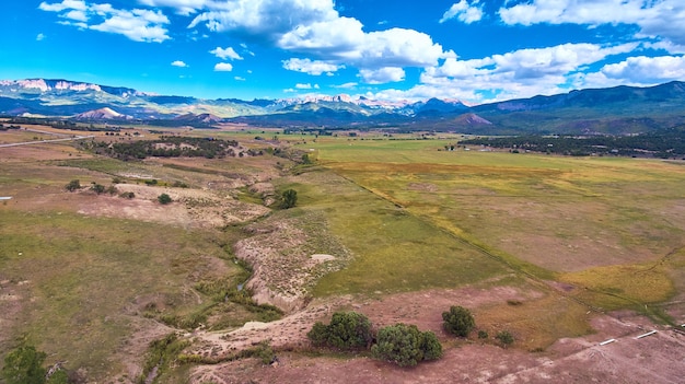 Imagem de um grande campo de deserto com uma bela cordilheira ao fundo