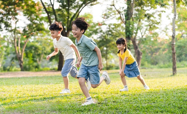 Imagem de um grupo de crianças asiáticas se divertindo no parque