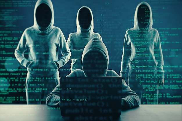 Imagem de um grupo de hackers em capuzes em pé no fundo abstrato de codificação escura Conceito de phishing e roubo de malware Exposição dupla