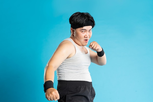 Imagem de um homem asiático se exercitando em fundo azul