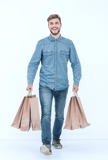 Imagem de um homem bonito com sacolas de compras