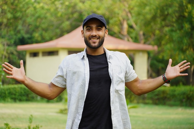 Imagem de um homem feliz perto de sua casa