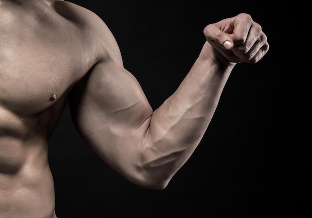Foto imagem de um homem muito musculoso posando com o torso nu