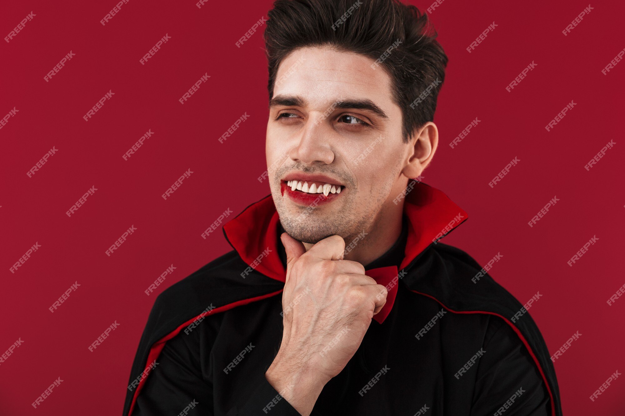 Homem Alegre Na Fantasia De Vampiro De Halloween Foto de Stock