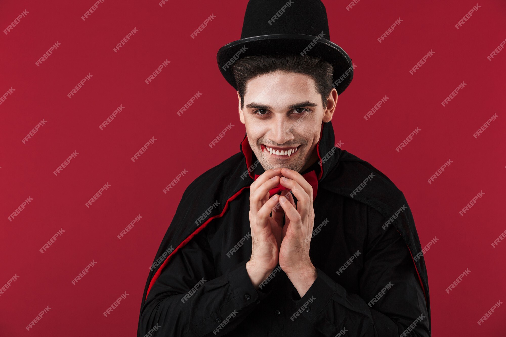 Homem Com Fantasia De Halloween De Vampiro Assustando Imagem de Stock -  Imagem de pessoa, capa: 193089041