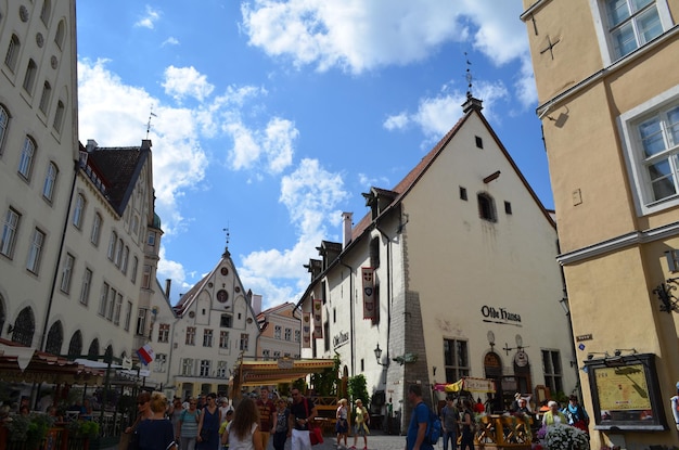 Foto imagem de um tallin estónia 24 de agosto de 2015 vista turística da arquitetura da cidade velha em tallinn, estônia