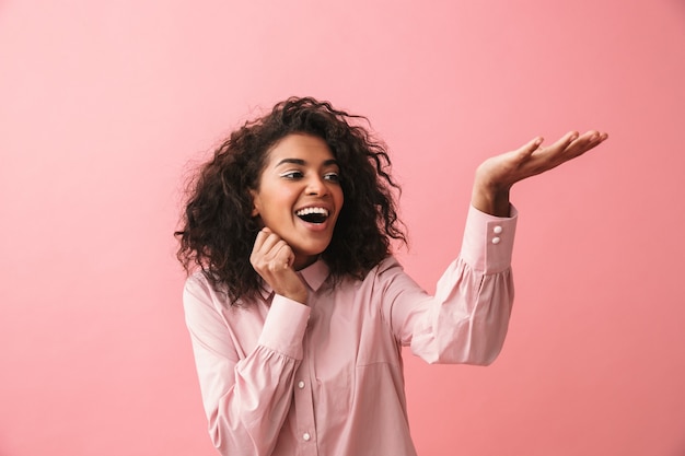 Imagem de uma bela jovem africana feliz posando isolado.