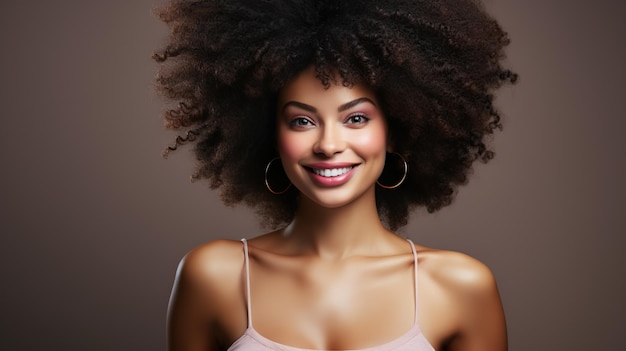 Imagem de uma bela jovem afro-americana sorrindo e olhando para a câmera