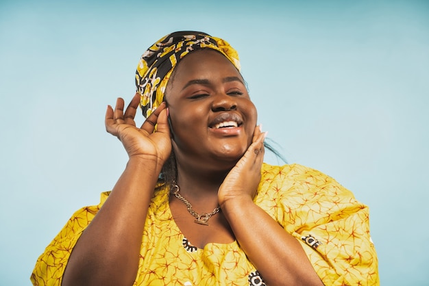 Imagem de uma bela mulher da áfrica vestindo roupas tradicionais