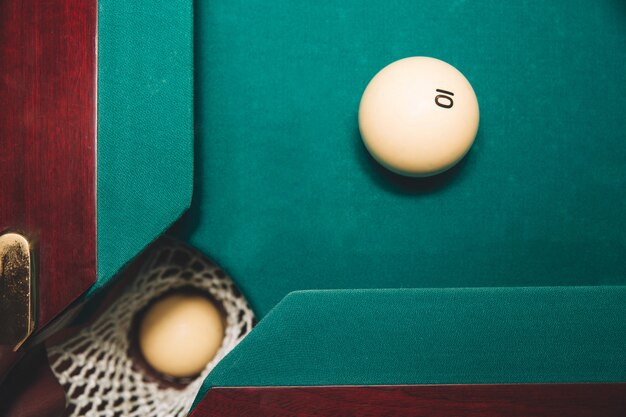 Bolas De Bilhar E Dicas Na Mesa De Bilhar, Vista De Cima, Plano Foto de  Stock - Imagem de sinuca, jogo: 183821698