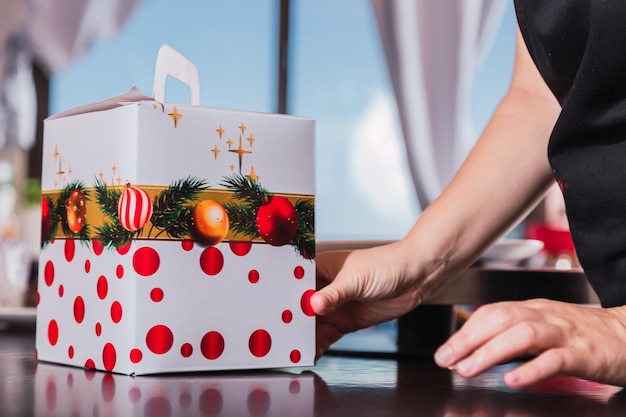 Foto imagem de uma caixa com desenho de natal para pão de natal.