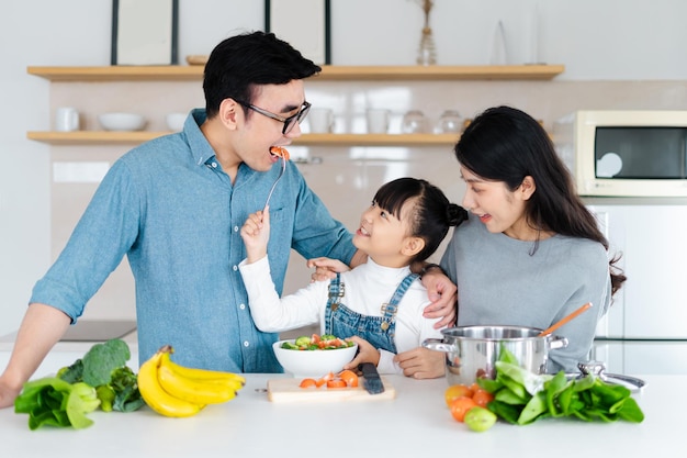 Imagem de uma família asiática cozinhando em casa