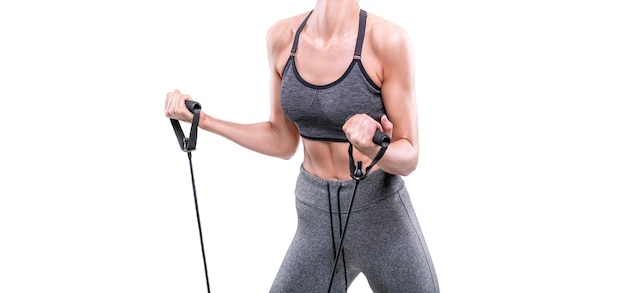 Imagem de uma garota esportiva que treina com elásticos em um estúdio branco Conceito de fitness e musculação