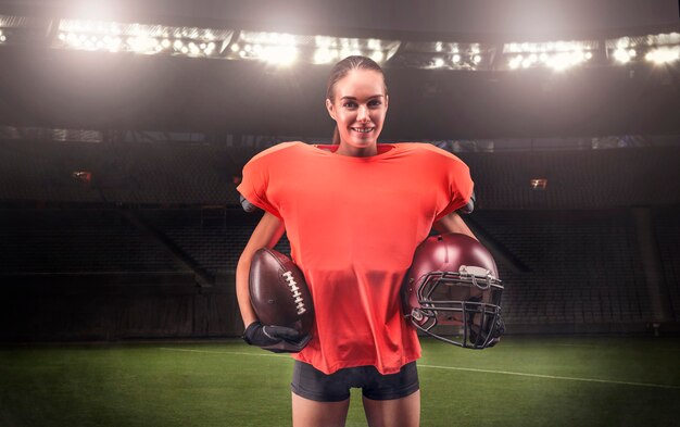 Imagem de uma garota no estádio com o uniforme de um jogador do time de futebol  americano. conceito de esportes. mídia mista